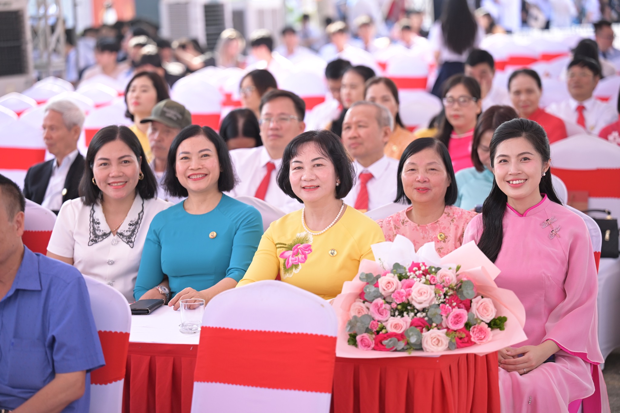 Nhấn để phóng to